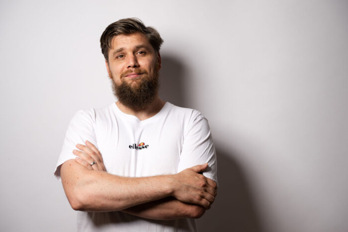 Portret van Jeroen Schalk. Ik sta met mijn armen over elkaar en kijk ontspannen in de camera.