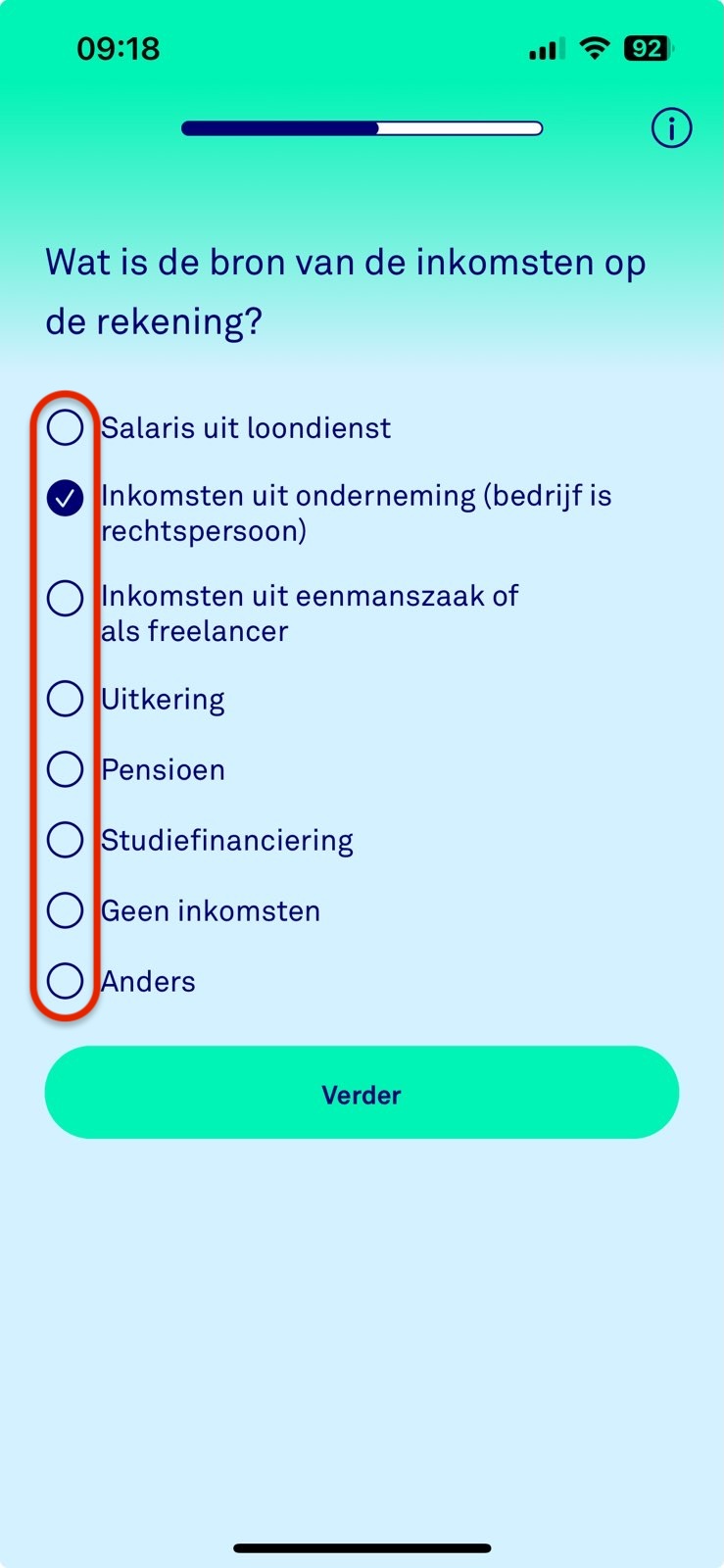 Hetzelfde scherm op telefoon van stap in proces van rekening openen. Met een rode arcering om de iconen van opties selecteren te benadrukken.
