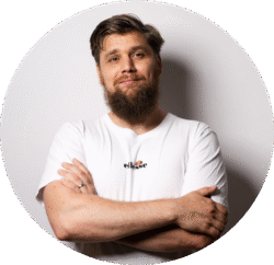 Jeroen Schalk op foto. Ik kijk ontspannen in de camera, draag een wit T-shirt en heb de armen over elkaar.