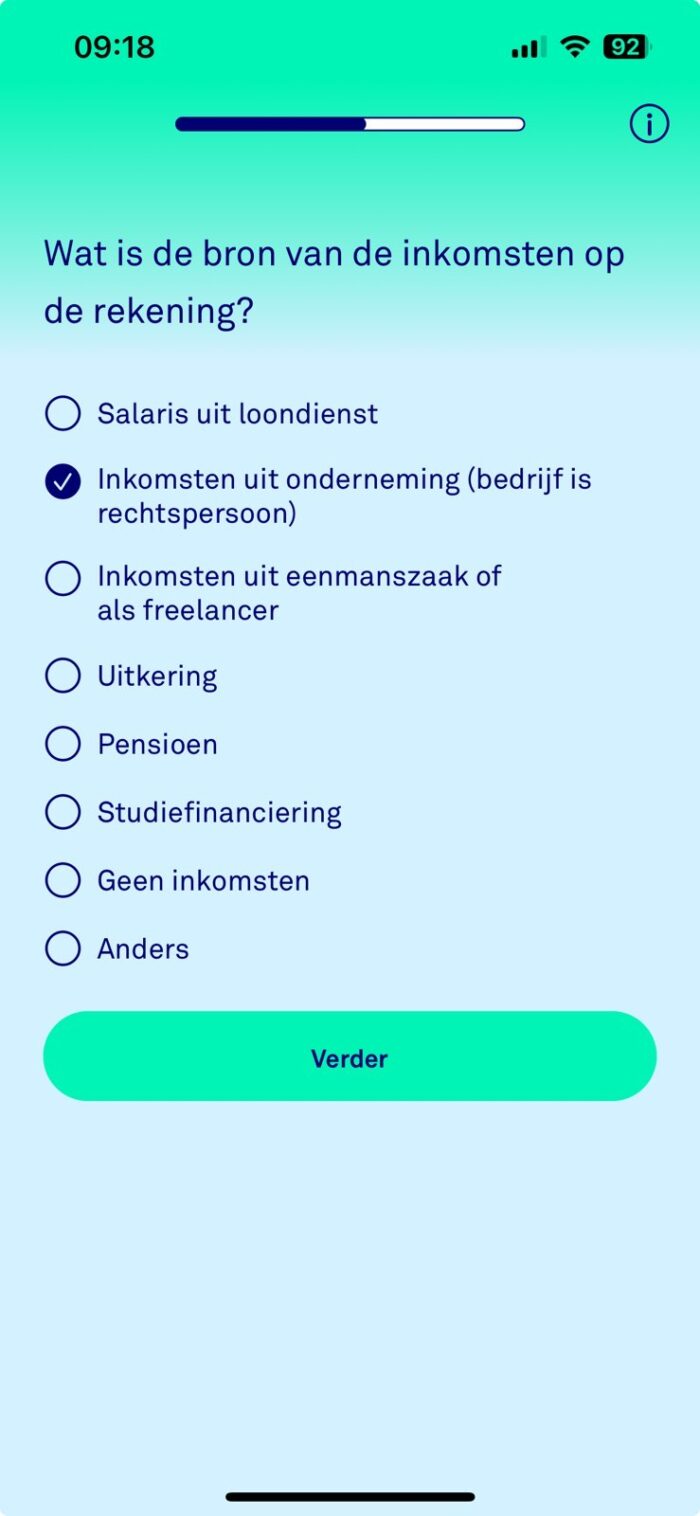 Scherm op telefoon van stap in proces van rekening openen. Er staat een vraag met keuzes eronder. Je kunt maar 1 optie aanvinken. Boven de vraag staat een statusbalk, maar er staat geen stap bij. Onder de vraag staat de knop 'Verder', maar er staat geen optie om een vraag terug te gaan.