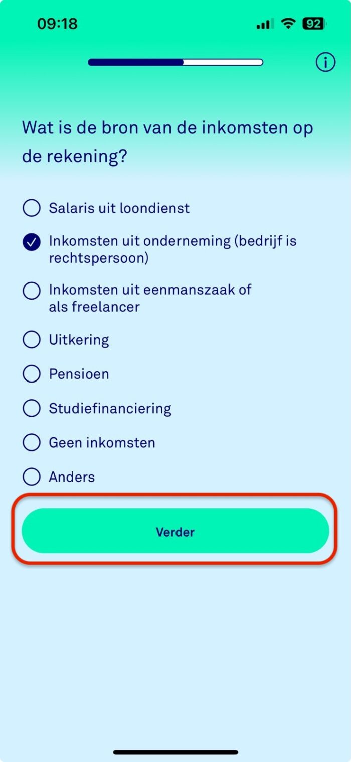 Hetzelfde scherm op telefoon van stap in proces van rekening openen. Met een rode arcering om de knop om verder te gaan te benadrukken.