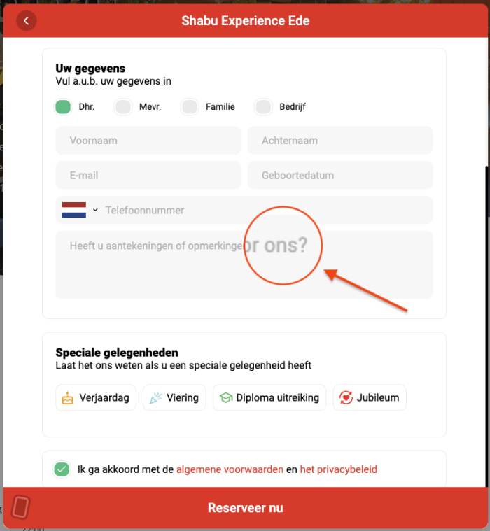 Hetzelfde reserveringsformulier. Een  stukje van placeholder-tekst is uitvergroot, waardoor je nog beter ziet dat het kleurcontrast te weinig is.