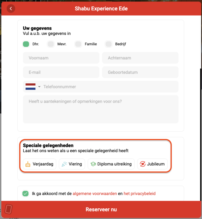 Hetzelfde reserveringsformulier. De mogelijkheid om een speciale gelegenheid door te geven is rood gearceerd voor extra aandacht.