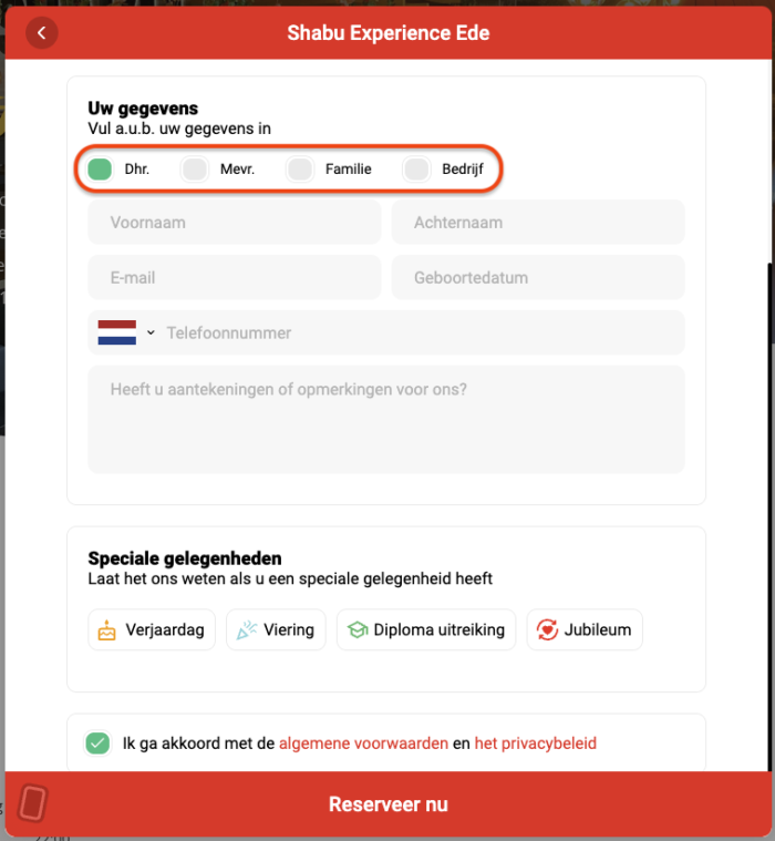 Hetzelfde reserveringsformulier. De opties 'Dht.', 'Mevr.', 'Familie' en 'Bedrijf' zijn rood gearceerd voor extra aandacht.